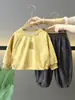 0386 Conjunto de Primavera y Otoño para Niños 2026 Nuevo Estilo Pequeño Caballero Moda Coreana Sudadera Conjunto de Dos Piezas Ropa Casual de Primavera para Bebé