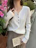 Camiseta base de cuello para mujer estilo inspirado en Chanel, nuevo suéter de punto estilo francés, top de manga larga de primavera, blanco para usar como prenda exterior