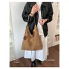 Bolso tejido marrón de otoño e invierno para mujer, nuevo estilo 2026, bolso tote relajado y casual para el día a día