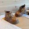 Botas curtas infantis estilo britânico 2026 novo design vintage com fivela de metal sola grossa para meninos e meninas outono e inverno botas Martin