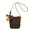 Bolso Cruzado Nuevo de Lujo Ligero 2025, Bolso Cubo Atmosférico de Gama Alta, Diseño de Nicho para Mujer, Bolso Cruzado de Hombro Único de Gama Alta