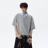 Camiseta de manga corta con cuello de camisa de estilo retro americano, dos piezas falsas para hombre, verano, patchwork gris, holgada, casual, manga tres cuartos