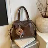Bolsa tote minimalista e moderna com rebites para mulheres, outono vintage versátil para o dia a dia, nicho de personalidade, bolsa de ombro/axila