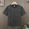 2026 Novo Estampa de Leopardo Gola Redonda Manga Curta Moda Masculina Tendência Luxo Leve High-End Solto Versátil Top Meia Manga Camisa Base