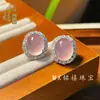 Aretes minimalistas con incrustaciones de circonita, calcedonia natural, ágata de calabaza verde translúcido y colgante de seguridad, mismo estilo que se ve en Xiaohongshu