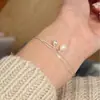 Pulseira de Corrente Osso de Cobra com Contas de Pérola Dupla Camada, Simples e Requintada, para Mulheres, Apresentando um Design Único e Versátil com um Toque de Luxo