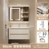Gabinete de baño de madera maciza con esquinas redondeadas, lavabo cerámico integrado color crema, combinación inteligente para tocador