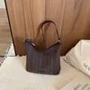 Bolso de axila retro de alta gama para mujer, nuevo bolso de hombro tipo cubo versátil de moda de verano para el día a día