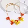 Nuevo Collar Versátil de Acrílico Xinlan con Sutil Diseño Floral, Colgante Único, Cadena de Estilo Europeo y Americano, Cadena Vintage para Suéter