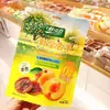 Atracción Fresca: una Rodaja de Naranja Seca, un Durazno Dorado Seco, un Durazno Amarillo Seco, una Caja de 20 Bolsas