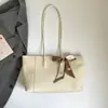 Nova bolsa tiracolo outono de 2026, bolsa de mão quadrada pequena de moda nicho vintage para mulheres, bolsa de ombro simples moderna casual