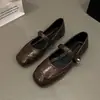 Sapatos femininos estilo francês, elegante novo modelo de verão 2025, sapatos femininos Mary Jane planos marrons, bico quadrado, sapatos de fada inspirados em Chanel