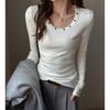Camiseta de Manga Longa com Design de Rebite de Fábrica para Mulheres no Outono e Inverno Gola Redonda Grande Estilo Coreano Ombro Direito Camisa de Base Branca Interna e Externa