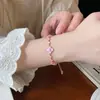 Pulsera de Trébol de Cuatro Hojas Rosa Madre Perla Oro Rosa para Mujer Lujo Ligero Nicho Pulsera de Circonita Sensación de Alta Gama Resistente al Color Joyería de Mano Venta al por Mayor