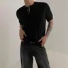 Camiseta de Tricô com Gola Polo Masculina Manga Curta 2025 Verão Fina Design Torcido Moda Coreana Solta Meia Manga