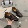 Zapatos Planos de Moda con Apertura Media Plisada para Mujer con Tacón Bajo Pequeño de Cuero Versátil Diseño Europeo y Americano Primavera y Otoño Nuevos