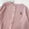 Suéter Jacket con Bordado de Pony Cuello Redondo para Mujer Otoño e Invierno Nuevo Suéter de Punto Trenzado Cardigan Gris Top