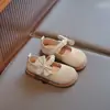 Sapatos Mary Jane Single com Laço e Pérolas para Meninas Outono Novo Estilo Solado Macio Tricô Sapatos de Princesa Couro para Crianças de 3-6 Anos