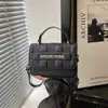 Bolso pequeño cuadrado con relieve de moda, nuevo bolso de hombro minimalista con patrón de diamantes 2026, bolso versátil para el día a día para mujer, estilo transfronterizo