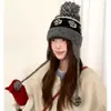 Gorro de Punto Jacquard Bloque de Color Fair Isle Retro con Protección para los Oídos para Mujer Invierno Circunferencia de Cabeza Grande Cierre de Cordones Bola de Piel Cálido Gorro de Lana