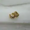 Aretes de botón de alta calidad, meticulosamente elaborados, estilo K con borde dorado para mujer, disponibles en acabados de platino, oro rosa y oro de 18k, versátiles y fáciles de combinar con cualquier atuendo. ¡En stock ahora!