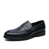 Mocassins masculinos transfronteiriços, sapatos masculinos de couro para primavera e outono, sapatos masculinos versáteis estilo coreano, sapatos casuais slip-on que aumentam a altura, sapatos para cabeleireiro