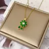Collar de Acero de Titanio para Mujer, Collar Giratorio de Circonita Microincrustada en Cobre, Diseño de Nicho con Acabado de Alta Gama, Accesorios de Colgante de Flor al por Mayor