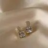 Aretes de Flor de Perla Coreanos para Mujer, Aretes de Lujo Ligero y de Alta Gama, Estilo Nuevo, Moda de Nicho, Aretes Versátiles al por Mayor