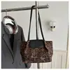Bolsa tote de camurça retrô para mulheres, uma bolsa de ombro elegante e versátil com um toque de luxo, perfeita para o dia a dia, com grande capacidade e um design casual e minimalista
