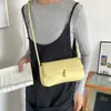 El popular bolso pequeño cuadrado de estilo fresco para mujer de este año es el nuevo modelo de verano 2026, un bolso de hombro de color liso con correa de cierre adecuado para ir al trabajo y usar cruzado