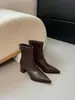 Botas Curtas Elegantes de Salto Alto Bico Fino 2026 Outono e Inverno Novo Estilo Botas de Cano Curto com Salto Bloco Botas Slim Botas Martin Versáteis Retrô Marrom