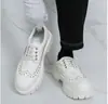 Sapatos masculinos formais casuais plus size transfronteiriços 2025 com rebites, sapatos de couro estilo barbeiro únicos, sapatos masculinos pretos e brancos de moda com sola grossa que aumentam a altura