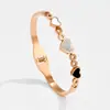 Bracelete feminina de aço titânio amor concha preta e branca que não desbota ouro 18k design de nicho de personalidade bracelete da moda Europa e Estados Unidos