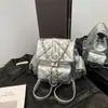 Mochila Acolchoada Estilo Chanel para Mulheres 2026 Novo Modelo Bolsa de Corrente Fashionável Versátil Mochila para o Dia a Dia Vermelha com um Toque de Luxo