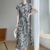 Vestido de Verano 2025 Nuevo Estilo Chino Satén Sedoso Cuello Alto Manga Corta para Mujer con Cordones Falda Larga Estampada