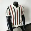 Polo de Punto Americano Retro con Cuello en V y Calados para Hombre, Manga Corta, Ajuste Holgado de Verano, Estilo de Gama Alta, Camiseta Fresca de Rayas de Media Manga