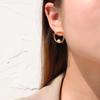 Corea del Sur estilo frío ins temperamento irregular pendientes de perlas sintéticas tachuelas para orejas femeninas pendientes de acero de titanio chapados en oro de 18 quilates venta al por mayor