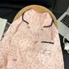 Pijama para mujer talla grande para primavera y otoño, con estampado de leopardo rosa, diseño de Gato KT, un cárdigan con cuello y un tejido de algodón como una nube, que ofrece un corte holgado y es adecuado para usar tanto en interiores como en exteriores.