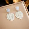 Nueva Moda Nicho Único Creativo Pulido Chapado en Oro Accesorios de Hoja de Planta Colgante Pendientes de Acero de Titanio Versátiles