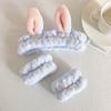 Venta al por mayor Lindo Diadema de Franela Antideslizante con Orejas de Conejo de Peluche para Niñas para Lavarse la Cara, Maquillarse y Aplicar Mascarilla Facial