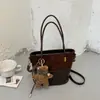 Bolso de Moda Nicho Elegante para Mujer Otoño 2026 Nuevo Bolso Cruzado Casual de Alto Valor Bolso Cubo Retro de Mano