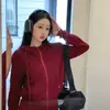Sudadera con capucha de hombros rectos forrada de forro polar para mujer, estilo coreano casual para otoño e invierno, corte ajustado, sudadera versátil, chaqueta chic, top moderno