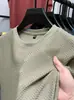 Camisa Masculina de Manga Curta em Malha de Seda Gelo Verão 2025 Nova Tendência de Moda Gola Redonda Fresca Secagem Rápida Top