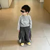 Ropa infantil estilo coreano conjunto para niños 2026 primavera y otoño traje versátil elegante gris estampado para niños