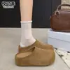 Mules fechadas de bico fechado, com solado grosso e plataforma para aumentar a altura, em couro legítimo para mulheres, novidade do outono de 2026, sapatos Birkenstock versáteis e retrô