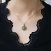 Collar con colgante de cadena de clavícula de plata de ley S925 con incrustaciones de jade púrpura y zafiro, diseño geométrico retro, combinable con todo.