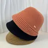 Sombrero de Pescador de Ala Ancha Cálido para Mujer Otoño e Invierno con Rayas Delanteras y Traseras, Logo Metálico, Simple y Versátil