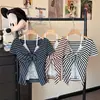 Camiseta de Manga Larga Falsa de Dos Piezas con Encaje Empalmado Estilo Chica Caliente para Mujer Otoño Ajustada Sexy Versátil con Rayas