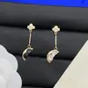 Pendientes de Marca de Lujo Europea y Americana Transfronterizos Nueva Versión de Gama Alta con Letras del Logo, Pendientes de Rombo con Forma de Trébol de Cuatro Hojas para Mujer Venta al por Mayor