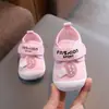 Sapatos de bebê e criança antiderrapantes com sola macia para primavera e outono de 2024, para meninos e meninas, sapatos de bebê que fazem barulho, sapatos infantis